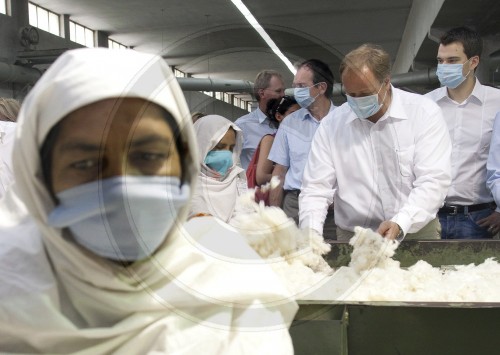Niebel besucht Textilfabrik in Pakistan