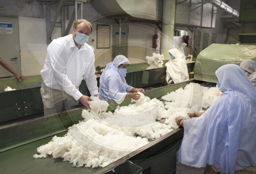Niebel besucht Textilfabrik in Pakistan