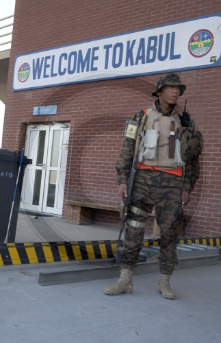 Soldat am Flughafen Kabul, Afghanistan