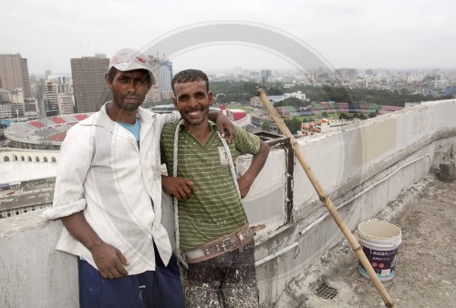 Arbeiter auf einem Dach in Dhaka