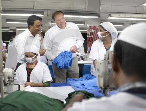 Niebel besucht Textilfabrik in Bangladesch