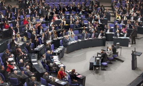 Members vote by raising hands concerning the further procedure and the subsequent roll-call vote on the phasing out of nuclear energy. Berlin, 30.06.2011