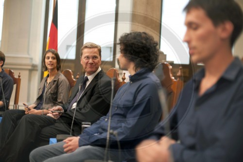 Guido WESTERWELLE , FDP, Bundesaussenminister mit jungen Journalisten