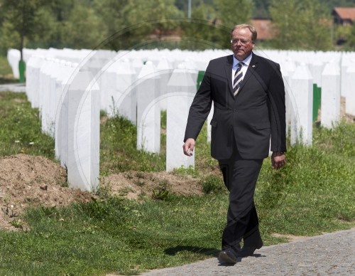 Niebel besucht Gedenkstaette Srebrenica