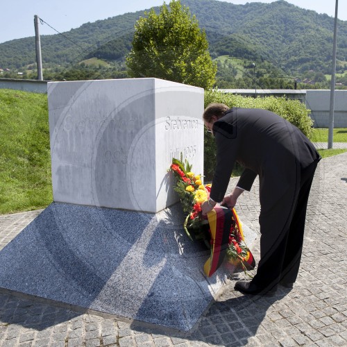 Niebel besucht Gedenkstaette Srebrenica