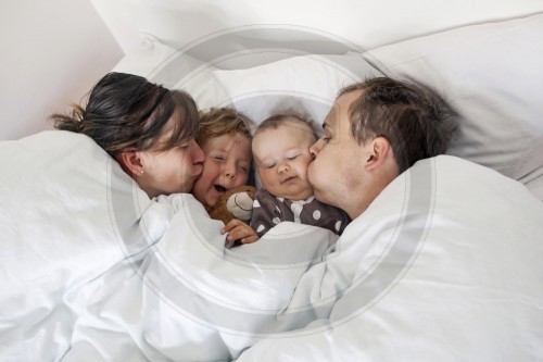Familie im Bett|Family in bed