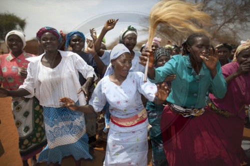 Frauen tanzen im Dorf Ngangani| Women dancing in the village of Ngangani