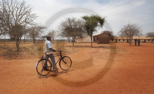 Mann mit Fahrrad im Dorf Ngangani|Man with bicycle in the village of Ngangani