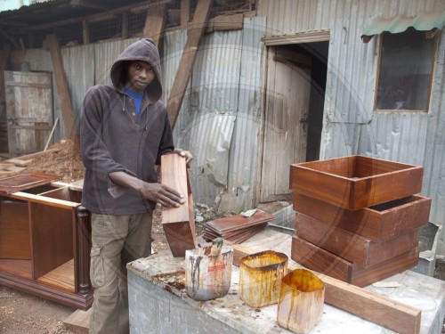 Tischlerei in einem Armenviertel in Nairobi|Carpentry shop in a slum in Nairobi