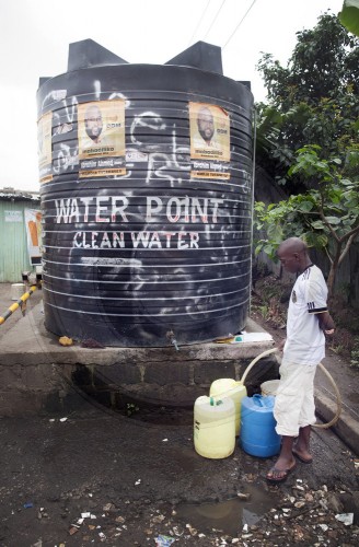 Frischwasser in einem Armenviertel in Nairobi|Fresh water in a slum in Nairobi