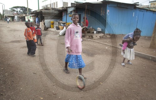 Kinder in einem Armenviertel in Nairobi|Children in a slum in Nairobi