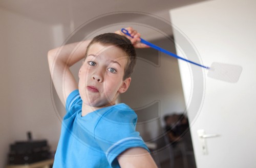 Junge mit einer Fliegenklatsche| Boy with a fly swatter