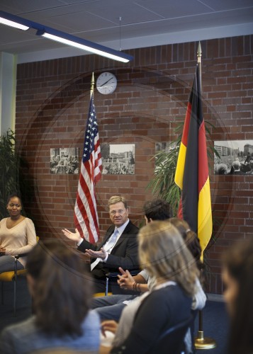 WESTERWELLE besucht Schule