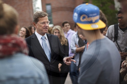 WESTERWELLE besucht Schule