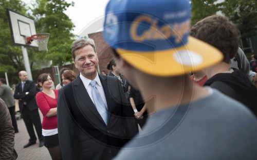 WESTERWELLE besucht Schule