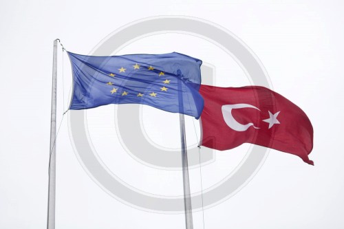 Europaeische und Tuerkische Flagge