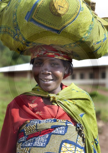 Baeuerin in Burundi, Afrika