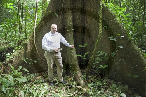 Niebel besucht Waldschutzprojekt