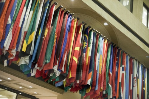 Flaggen im Eingangsbereich des IWF