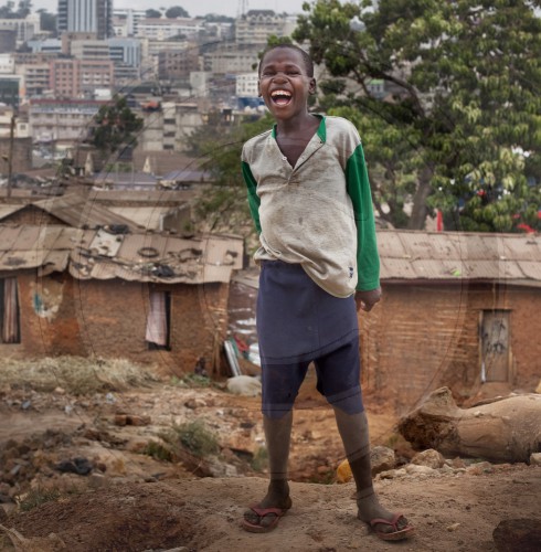 Junge im Slum von Kampala