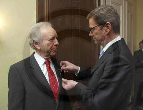 Westerwelle verleiht Bundesverdienstkreuz an Senator Liebermann