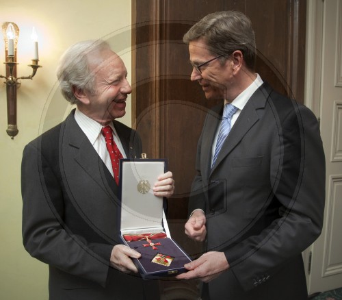 Westerwelle verleiht Bundesverdienstkreuz an Senator Liebermann