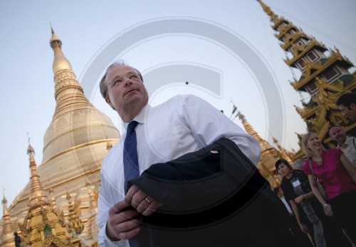 Niebel besucht die Shwedagon Pagode