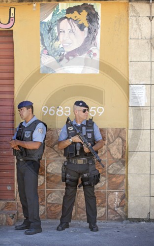 Polizei in Favela in Rio de Janeiro