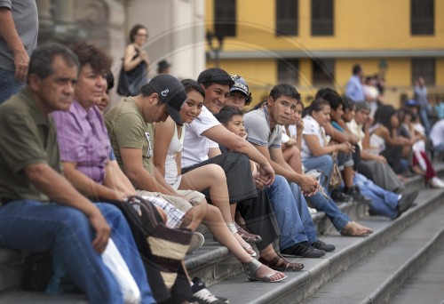 Menschen auf den Plaza Mayor