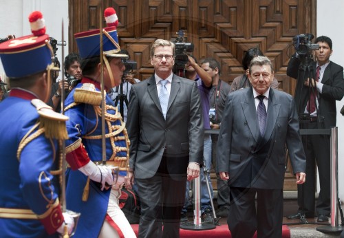 Militaerischen Ehren fuer Westerwelle in Peru