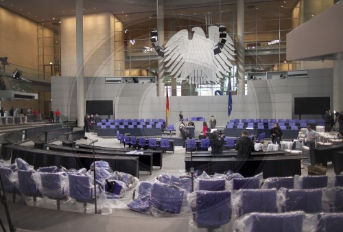 Stuehle ruecken im Deutschen Bundestag
