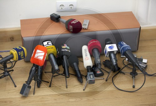 Mikrofone von Journalisten auf einer Pressekonferenz
