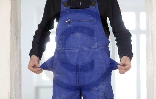 Handwerker mit leeren Taschen
