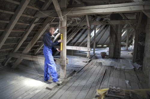 Handwerker im Dachstuhl