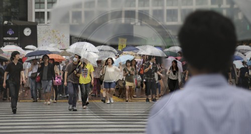 Japaner an einer Strassenkreuzung in Tokio