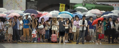 Japaner an einer Strassenkreuzung in Tokio