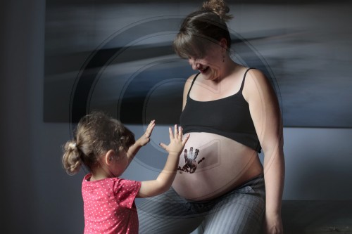 Schwangere Frau mit Kind