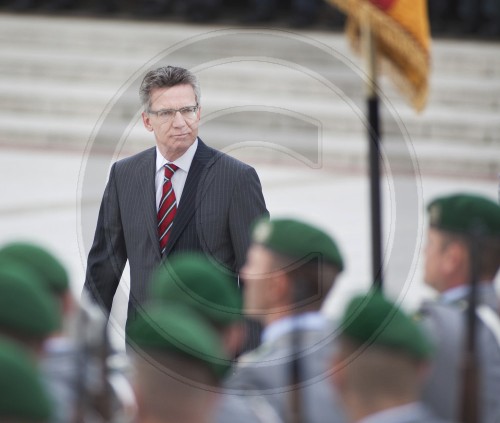 Thomas de Maiziere mit Soldaten