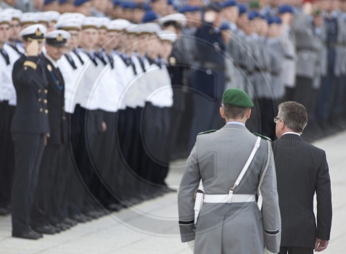 Thomas de Maiziere mit Soldaten