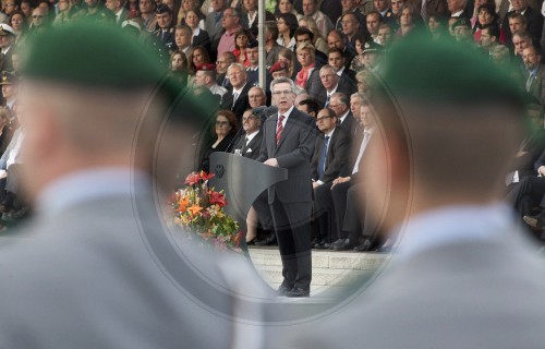 Thomas de Maiziere mit Soldaten