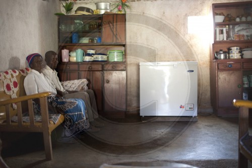 Gefriertruhe im Wohnzimmer einer Mosambikanischen Familie