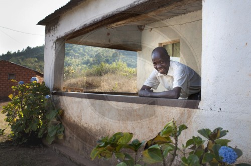 Afrikaner auf der Terasse seines Hauses