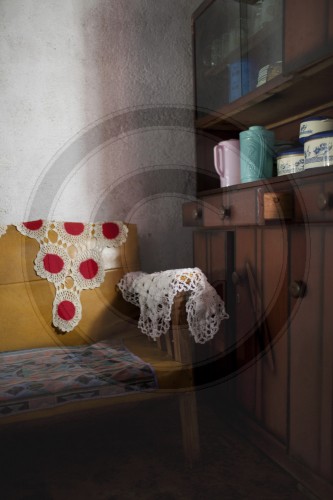 Gefriertruhe im Wohnzimmer einer Mosambikanischen Familie