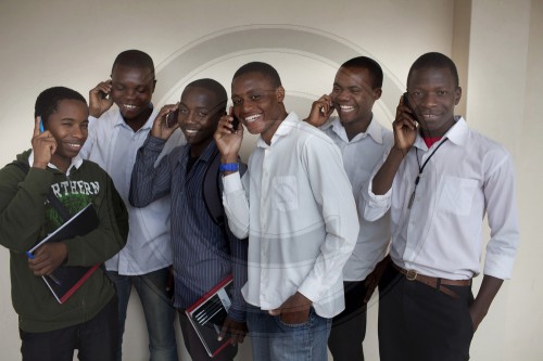 Studenten mit Mobiltelefonen