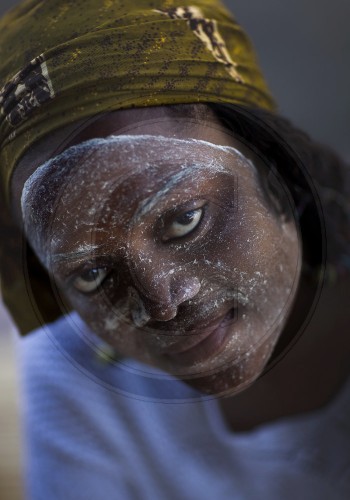 Frauen mit traditioneller Gesichtsmaske in Mafalala, Slum in Maputo