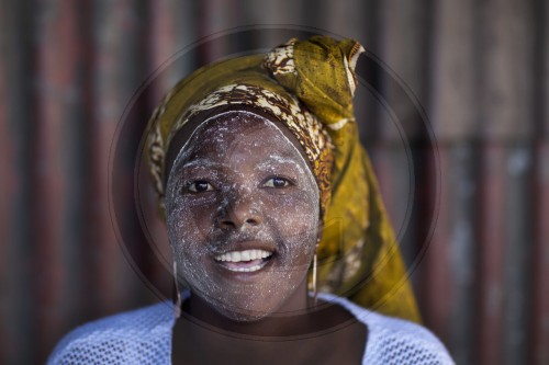 Frauen mit traditioneller Gesichtsmaske in Mafalala, Slum in Maputo