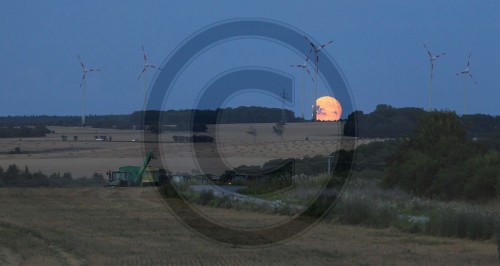 Mond vor Windraedern