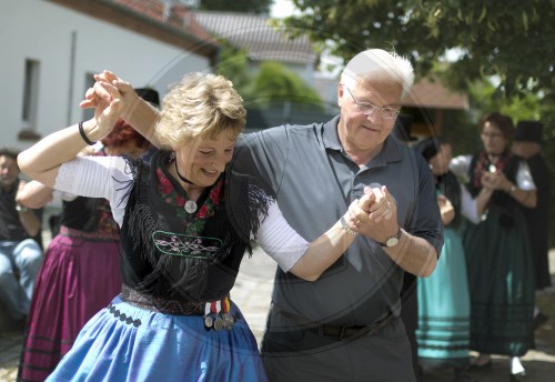 Steinmeier tanzt die Annemarie Polka
