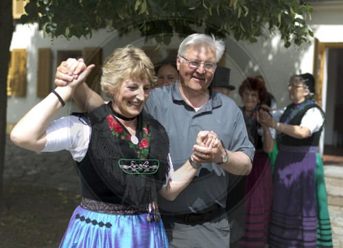 Steinmeier tanzt die Annemarie Polka