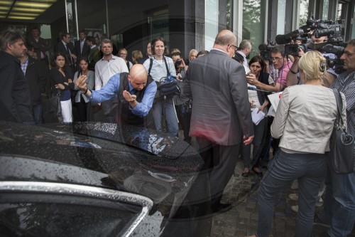 Altmaier verlaesst Bundespressekonferenz nach Feueralarm